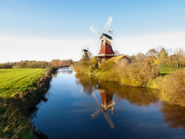 Greetsiel, tradizionale mulino a vento olandese — Foto Stock