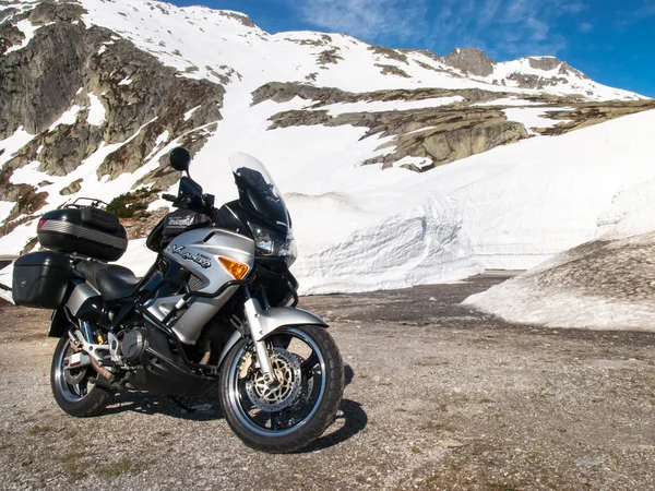 Gotthardpass, vehículos en tránsito entre las paredes de la nieve —  Fotos de Stock