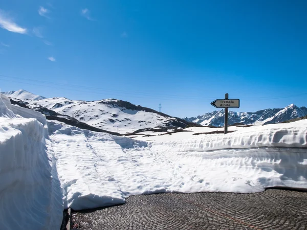 Gotthardpass, güzel güneşli gün bahar — Stok fotoğraf