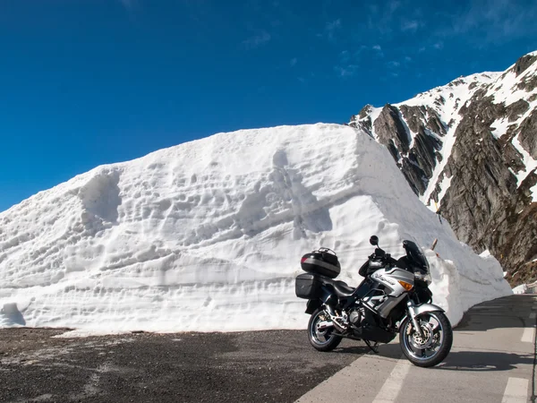 Gotthardpass, vehículos en tránsito entre las paredes de la nieve —  Fotos de Stock