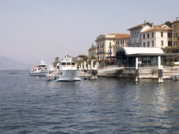 Bellagio Dock ondokuzuncu yüzyıl tarihi evleri ile — Stok fotoğraf