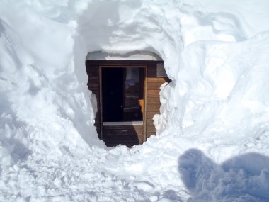 Karlı dağ dağ evi ahşap