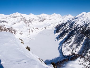 Güzel bir güneşli gün ve İtalyan İsviçre karda. Hava