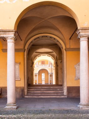 Pavia. Kemerler arasında büyüleyici