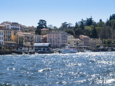 Bellagio Dock ondokuzuncu yüzyıl tarihi evleri ile.