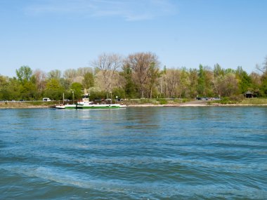 Araç ve insan taşımak için feribot