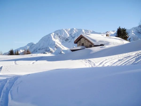 木材的雪山小木屋 — 图库照片