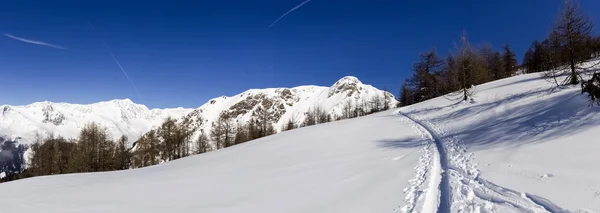 Belo dia ensolarado e a neve na Suíça italiana. Ar — Fotografia de Stock