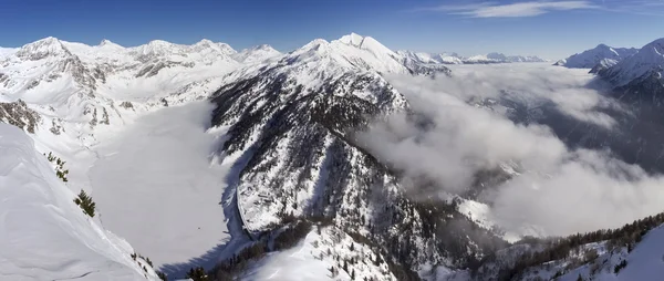 Krásný slunečný den a sníh v italské Švýcarsko. Vzduch — Stock fotografie