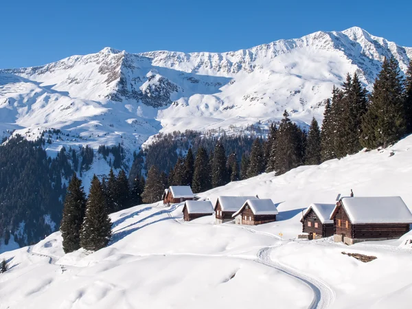 Snowy górskim domku z drewna — Zdjęcie stockowe