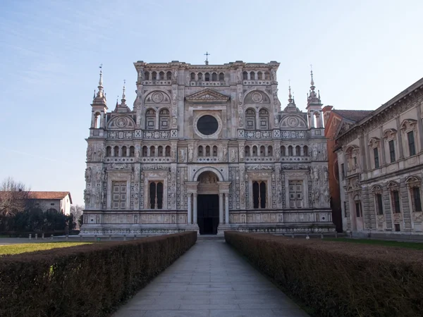 Certosa di Pavia. Imaginea bisericii din interiorul grădinii mari . — Fotografie, imagine de stoc