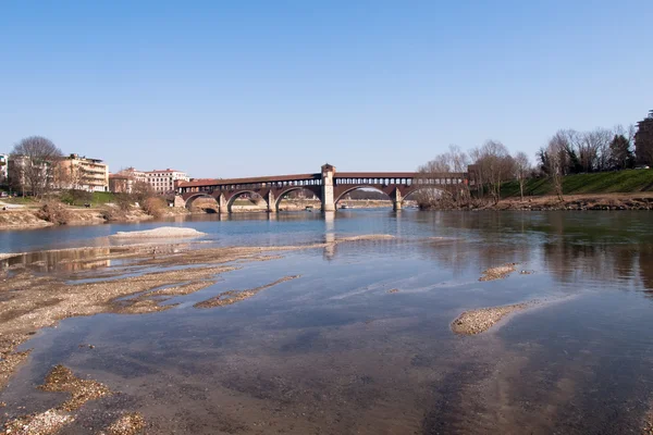 Pavia, ponte coperto sul fiume Ticino — Foto Stock