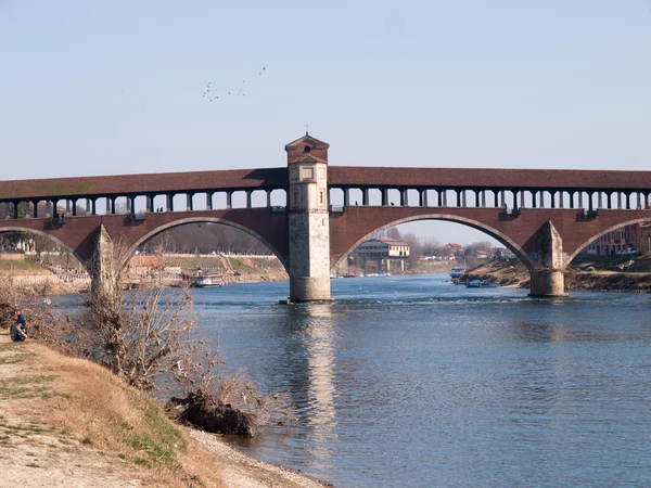 Pavia, krytý most přes řeku Ticino — Stock fotografie