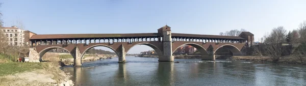Pavia, fedett híd a folyón Ticino — Stock Fotó