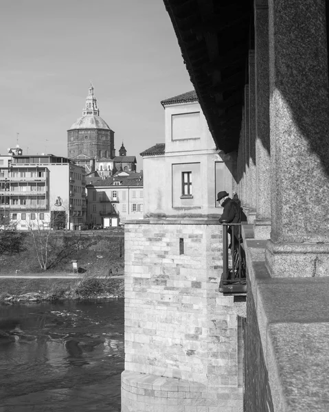 Pavia, oude kijken naar de rivier — Stockfoto