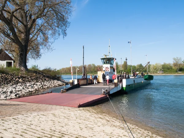 Prom do transportu pojazdów i osób — Zdjęcie stockowe