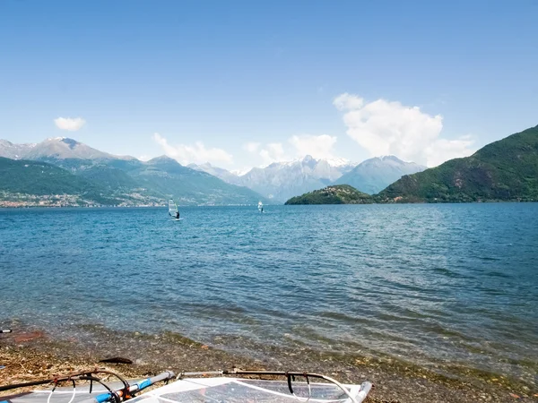 风帆冲浪板沉积在海滩上 — 图库照片