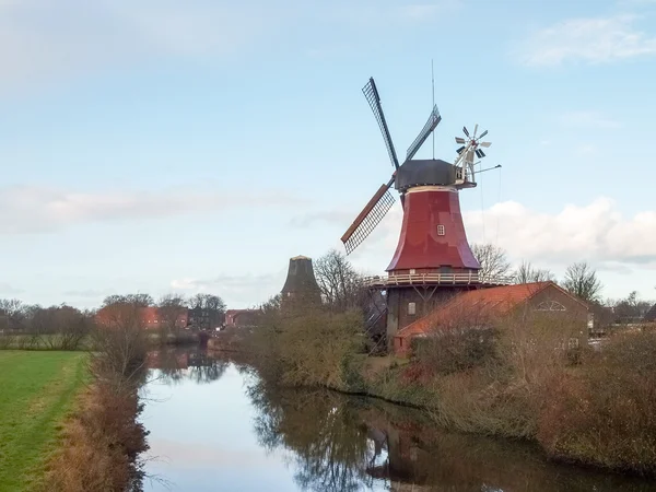 Greetsiel, traditionell väderkvarn — Stockfoto