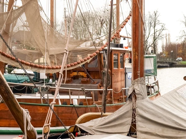 Leer, oude boten afgemeerd in de jachthaven — Stockfoto