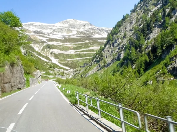 Canton Valais. Road to climb the Furka Pass — Stock Photo, Image