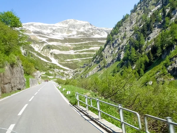 Cantón Valais. Camino para escalar el paso Furka — Foto de Stock