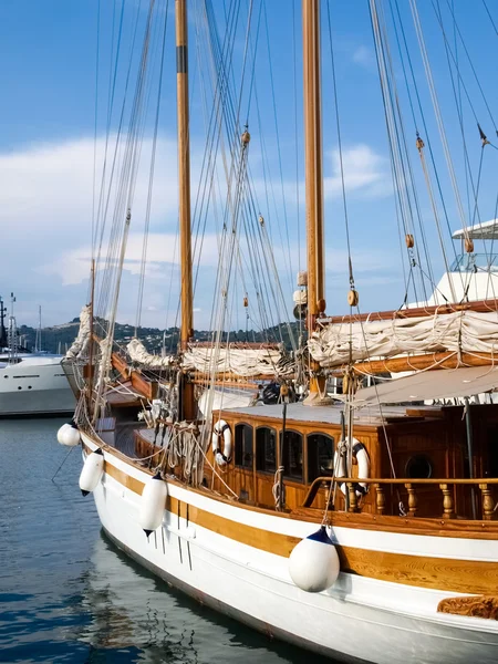 Barche ormeggiate nel porto ligure — Foto Stock