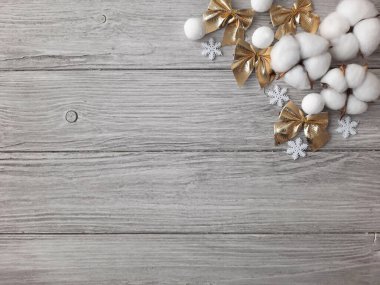 Yeni yıl düz zemin. Kış elementleriyle gri ahşap zemin.