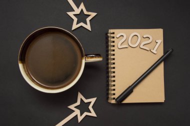 2021 takvimine ve siyah fincana yakın. Mutlu yıllar.