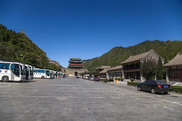 Juyongguan, China. Bus parking near the Great Wall — Stock Photo, Image