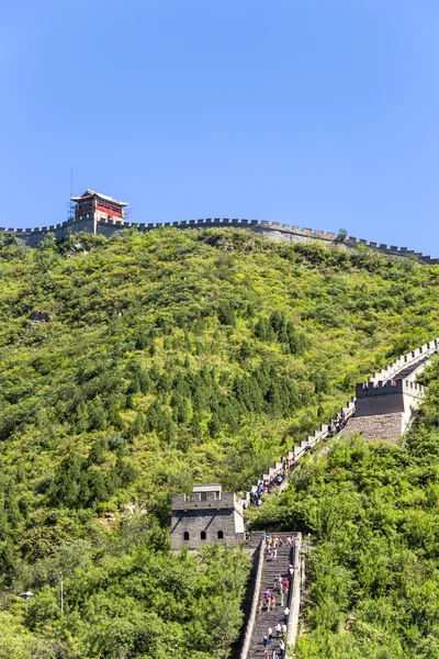 Juyongguan, Kina. Avsnitt av muren i de skogsklädda bergen — Stockfoto