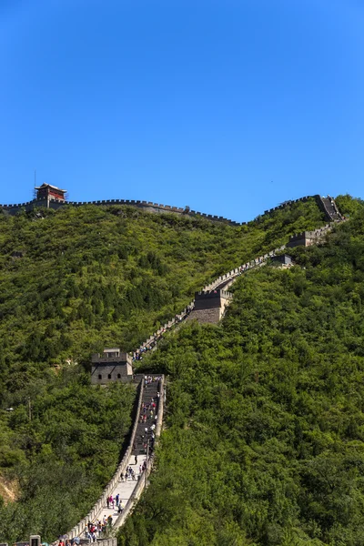 Juyongguan, Cina. Sezione della Grande Muraglia su una collina boscosa — Foto Stock