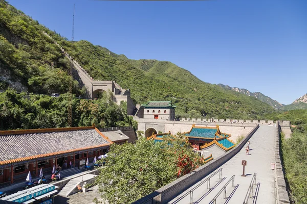 China, Juyongguan. Old buildings and section of the Great Wall — Stock Photo, Image