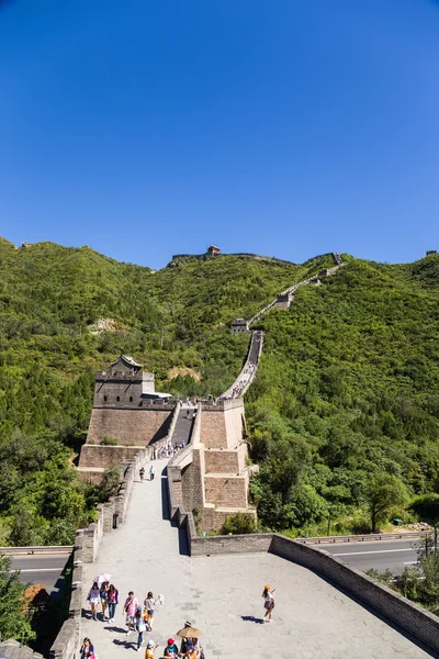 Juyongguan, China. Section of the Great Wall crosses the road — Stock Photo, Image