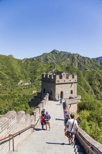 Kina. Turister som besöker delen av muren i Juyongguan — Stockfoto