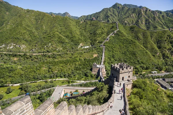 Juyongguan, Çin. Büyük duvar dağ bölümünü ziyaret turistler