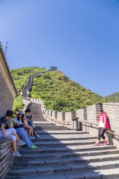 Juyongguan, Kina. Turister förbereder sig för att stiga till den höga delen av muren — Stockfoto