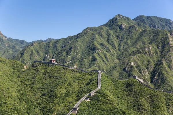 Juyongguan, Cina. Sezione della Grande Muraglia, che si estende lungo la cresta del colle — Foto Stock