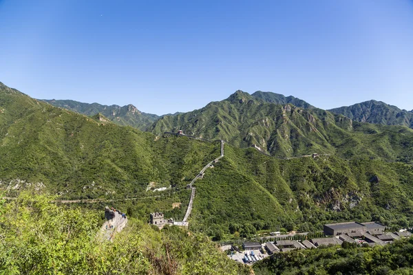 Juyongguan, Kina. Utpost och delen av den kinesiska muren sträcker sig över dalen berg Guangou — Stockfoto