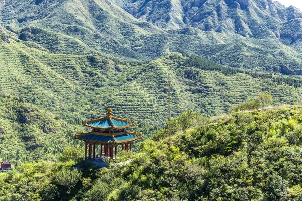 居庸关，中国。在山上的老凉亭 — 图库照片