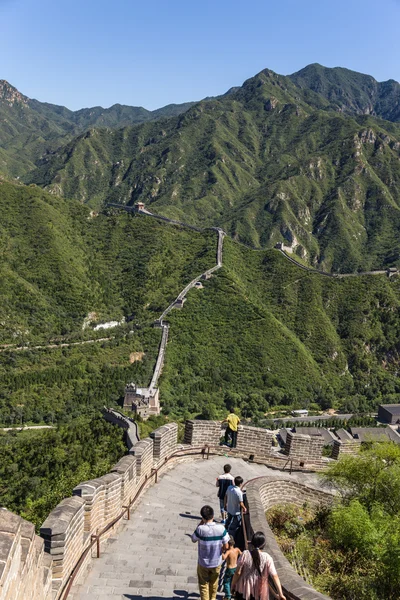 Juyongguan, Cina. Turisti in visita alla sezione montana della Grande Muraglia — Foto Stock