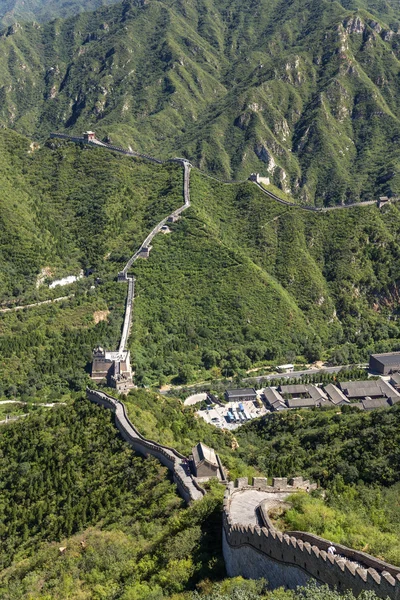 Cina, Juyongguan. Sezione della Grande Muraglia Cinese si estende attraverso la valle della montagna Guangou — Foto Stock