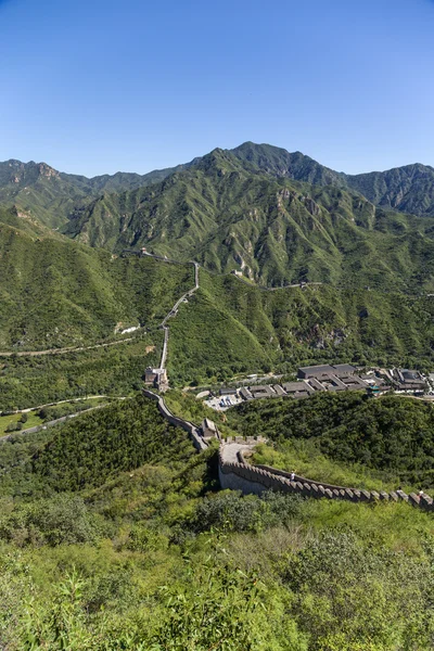 Juyongguan, China. Section of the Great Wall of China extends across the mountain valley Guangou — Stock Photo, Image