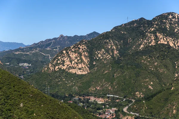Adres. Góry krajobraz. Dolina Guangou i część Wielkiego Muru w tle — Zdjęcie stockowe