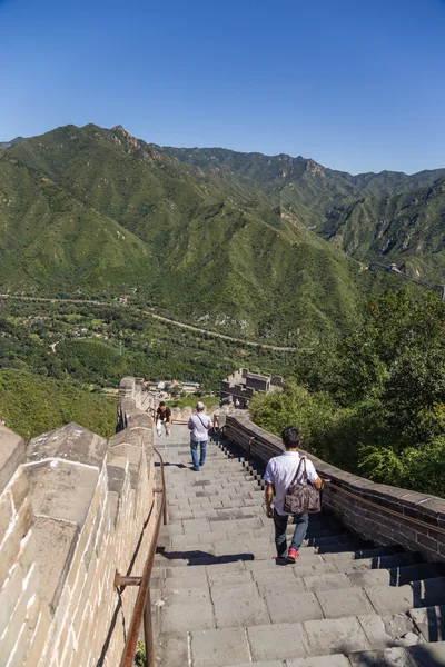 Juyongguan, Kina. Turister på en brant bergiga delen av kinesiska muren — Stockfoto