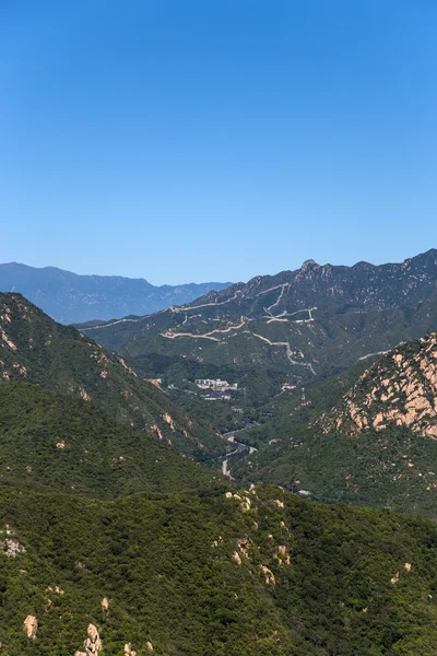 Juyongguan, China. Paisaje de montaña: Valle y parte de la Gran Muralla en el fondo —  Fotos de Stock
