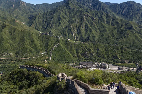 Juyongguan. Outpost in the Guangou Valley surrounded by mountains and the Great Wall area — Stock Photo, Image