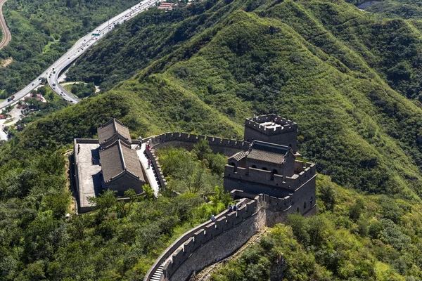 Juyongguan, Cina. Torri della Grande Muraglia su un ripido pendio montano — Foto Stock