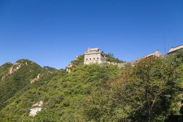 Adres, Chiny. Great Wall of China, przekazując w górach — Zdjęcie stockowe