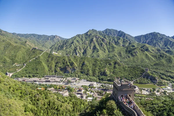 Adres, Chiny. Sekcja wielki mur, chroniący przejazd przez góry Doliny Guangou — Zdjęcie stockowe