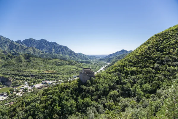 Adres, Chiny. Wieża z Great Wall i Guangou Valley — Zdjęcie stockowe